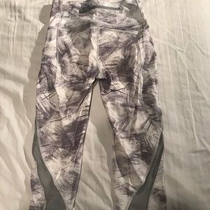 Lulu lemon Leggings grey and white size 4